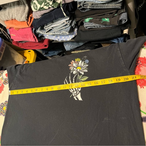 Skeleton Hand With Flowers Men’s T-shirt - Picture 4 of 6